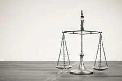 عکس با کیفیت تبلیغاتی ترازو عدالت بر روی میز