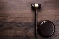 عکس با کیفیت تبلیغاتی چکش عدالت بر روی میز چوبی