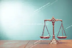 عکس با کیفیت تبلیغاتی ترازو عدالت و بک گراند به رنگ آبی