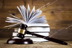 عکس با کیفیت تبلیغاتی چند کتاب در کنار چکش عدالت