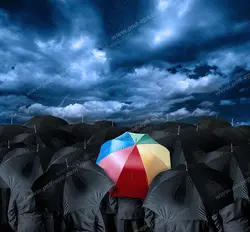 عکس با کیفیت تبلیغاتی چتر رنگارنگ در بین چتر های رنگی