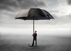 عکس با کیفیت تبلیغاتی چتر بزرگ مشکی در دست مرد