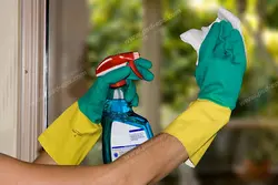 عکس با کیفیت تبلیغاتی تمیز کردن شیشه با مواد شیشه پاکن