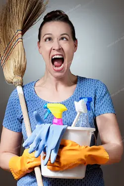 عکس با کیفیت تبلیغاتی زن نظافتچی عصبانی از کثیفی منزل