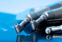 عکس با کیفیت تبلیغاتی تجهیزات پر کردن دندان