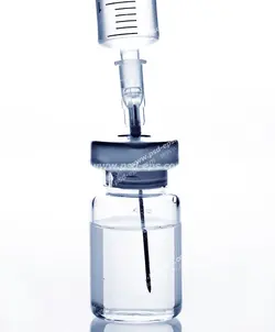 عکس با کیفیت تبلیغاتی سرنگ و آب مقطر و کشیدن آب مقطر به داخل سرنگ