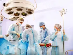 عکس با کیفیت تبلیغاتی جراحان در حال کار و جراحی بیمار