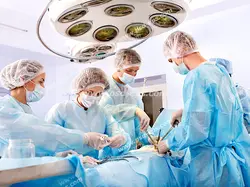 عکس با کیفیت تبلیغاتی جراحان در حال تلاش برای عمل بیمار