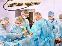 عکس با کیفیت تبلیغاتی پزشکان و پرستاران و جراح در حال جراحی بیمار