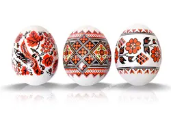 عکس با کیفیت تبلیغاتی سه تخم مرغ عید که روی آن نقاشی های زیبا کشیده شده است