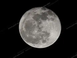 عکس با کیفیت تبلیغاتی ماه از نمای دور در دل آسمان تاریک