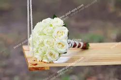 عکس با کیفیت تبلیغاتی دسته گل رز سفید بر روی تاب