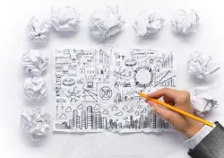 عکس با کیفیت تبلیغاتی کاغذ های مچاله در کنار طراحی ساختمان های کوچک