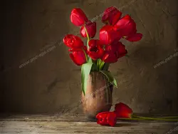عکس با کیفیت تبلیغاتی گلدان سفالی ساده پر از گل های لاله سرخ