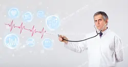 عکس با کیفیت تبلیغاتی پزشک در حال چک کردن ضربان قلب پخش شده در فضای اتاق