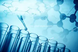 عکس با کیفیت تبلیغاتی لوله آزمایش در ظرف نگهدارنده لوله های آزمایش و قطره چکان در حال ریختن محلول به داخل آن