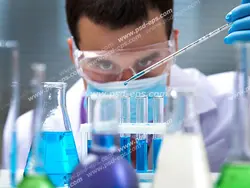 عکس با کیفیت تبلیغاتی پزشک آزمایشگاه در حال ریخت محلول با قطره چکان در لوله های آزمایش