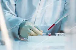 عکس با کیفیت تبلیغاتی پزشک آزمایشگاه در حال ریختن خون با قطره چکان در لوله آزمایش