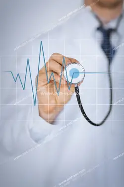 عکس با کیفیت تبلیغاتی پزشک که استتسکوپ به گردن دارد در حال چک کردن ضربان قلب روی مانیتور شفاف می باشد