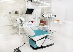 عکس با کیفیت تبلیغاتی صندلی دندانپزشکی با تمام تجهیزات اتاق دندانپزشک