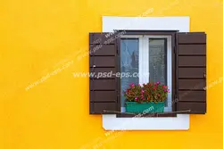 عکس با کیفیت تبلیغاتی پنجره زیبا با حفاظ چوبی روی دیوار زرد