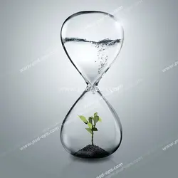 عکس با کیفیت تبلیغاتی ساعت شنی که داخل آن یک گیاه در آب است و حباب ها در آن به سمت بالا می روند