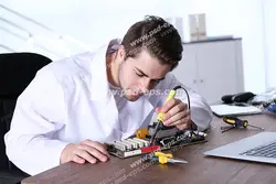 عکس با کیفیت تبلیغاتی مرد در حال تعمیر برد با هویه