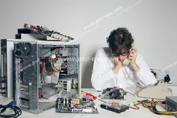 عکس با کیفیت تبلیغاتی مرد در حال صحبت تلفن و کمک خواستن برای تعمیر کیس کامپیوتر