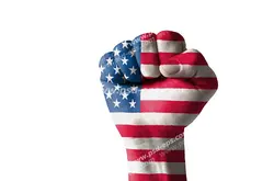 عکس با کیفیت تبلیغاتی دست مشت شده که روی آن پرچم آمریکا حک شده است