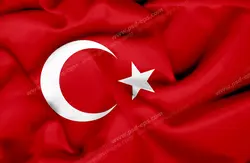عکس با کیفیت تبلیغاتی پرچم چین خورده ترکیه که یک هلال ماه و ستاره سفید رنگ که بر روی پیش زمینه سرخ رنگ پرچم این کشور قرار دارد