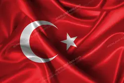 عکس با کیفیت تبلیغاتی پرچم ساتنی ترکیه که یک هلال ماه و ستاره سفید رنگ که بر روی پیش زمینه سرخ رنگ پرچم این کشور قرار دارد و پرچم به صورت چین خورده است