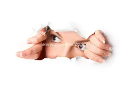 عکس با کیفیت تبلیغاتی خانمی که با دست های خود دیوار کاغذی را پاره کرده و به بیرون نگاه می کند