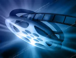 عکس با کیفیت تبلیغاتی رول فیلم یا نوار فیلم سینمایی که نور تابیده شده از روی آن بازتاب می شود