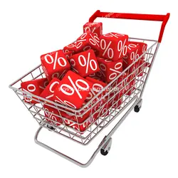 عکس با کیفیت تبلیغاتی سبد چرخدار فروشگاهی که با مکعب های قرمز رنگ که روی شش وجه آن درصد حک شده است