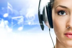 عکس با کیفیت تبلیغات گوش دادن موسیقی با هدفون