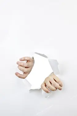 عکس با کیفیت تبلیغاتی دو دست در حال پاره کردن دیوار کاغذی