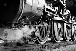 عکس با کیفیت تبلیغات چرخ های بزرگ قطار بر روی ریل