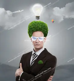 عکس با کیفیت تبلیغاتی مرد با لبلس رسمی و کراوات دست به سینه و ایستاده با اقتدار با عینک سفید و مو ها و پوشت از جنس سبزه و گیاه و لامپی روشن در بالای سرش در پس زمینه آسمان ابری با ابر های تیره