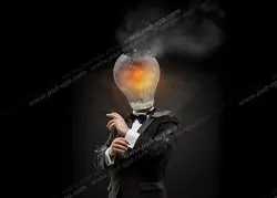 عکس با کیفیت تبلیغاتی مرد با لباس رسمی کت و شلوار و پاپیون که به جای سر یک لامپ نیم سوز شکسته روی بدنش است