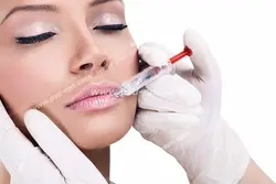 عکس با کیفیت تزریق ژل بوتاکس بر روی لب توسط پزشک برای بانویی جوان