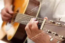 عکس با کیفیت تبلیغاتی مرد در حال نواختن با گیتار کلاسیک