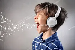عکس با کیفیت تبلیغاتی پسر بچه در حال گوش دادن به موسیقی و فریاد زدن خارج شدن نت و حروف انگلیسی از دهان پسر بچه