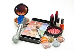 عکس با کیفیت لوازم آرایشی مختلف شامل لاک و رژلب و سایه و رژ گونه به همراه برس آن