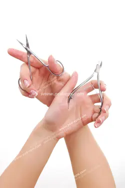 عکس با کیفیت دستانی با لوازم اصلاح ابرو قیچی و موچین در دست