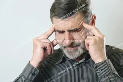 عکس با کیفیت فردی میان سال با درد میگرن در ناحیه سر