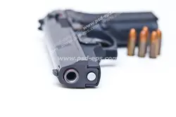 عکس با کیفیت یک عدد کلت به همراه پنج عدد فشنگ با زمینه سفید رنگ