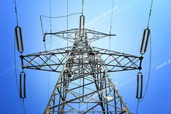 عکس با کیفیت نمای پایین از دکل بزرگ برق فشار قوی با زمینه آسمان آبی