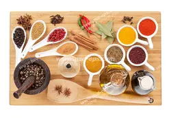 عکس با کیفیت انتخاب ادویه های مختلف برای آشپزی بر روی تخته برش چوبی
