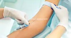 عکس با کیفیت پزشک تزریقات در حال تزریق سرنگ به بیمار