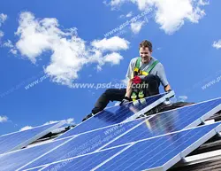 عکس با کیفیت کارگر نصاب در حال نصب صفحات انرژی خورشیدی بر روی سقف ساختمان